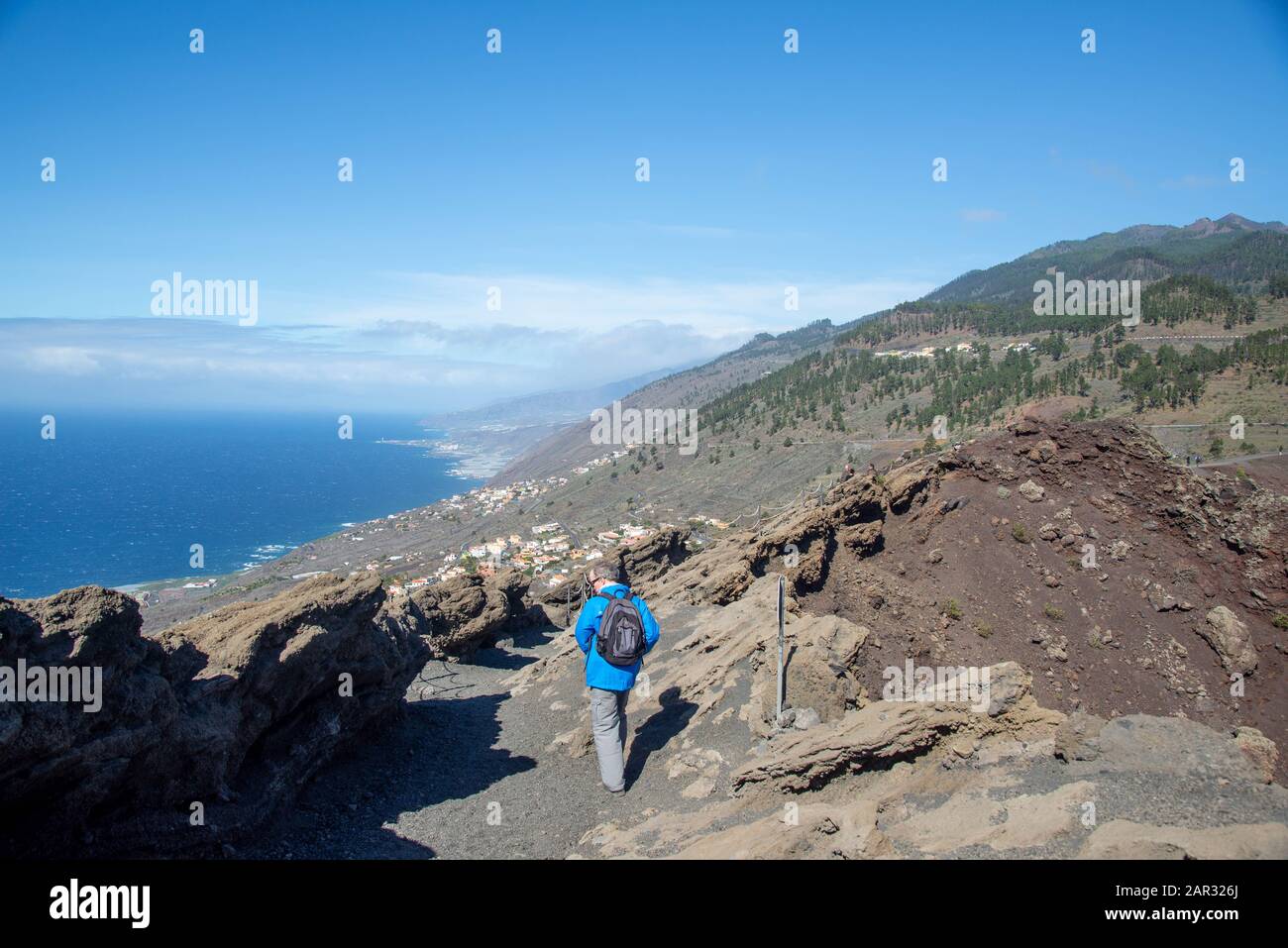 Touristen zu Fuß durch das Dorf Tenequia in La Palma, Kanarische Insel, Spanien Stockfoto