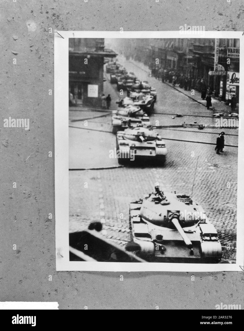 Tanks in den Straßen von Budapest 1956 Datum: 14. April 1964 Standort: Budapest Schlüsselwörter: STREATES, TANKS Stockfoto