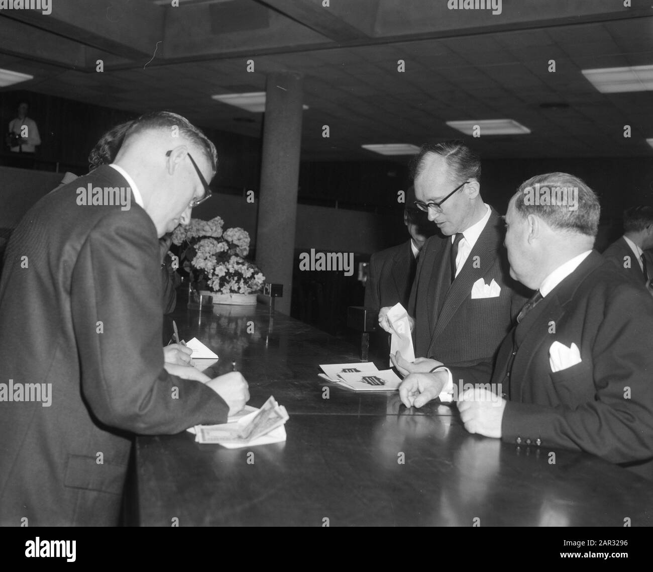 Finanzminister Prof. mr. H. J. Witteveen neue Geschäftsstelle der Sparkasse für die Stadt Amsterdam am Singel, Datum: 22. april 1964 Standort: Amsterdam, Noord-Holland Schlagwörter: SPARKASSEN Personenname: Witteveen, Johan Stockfoto