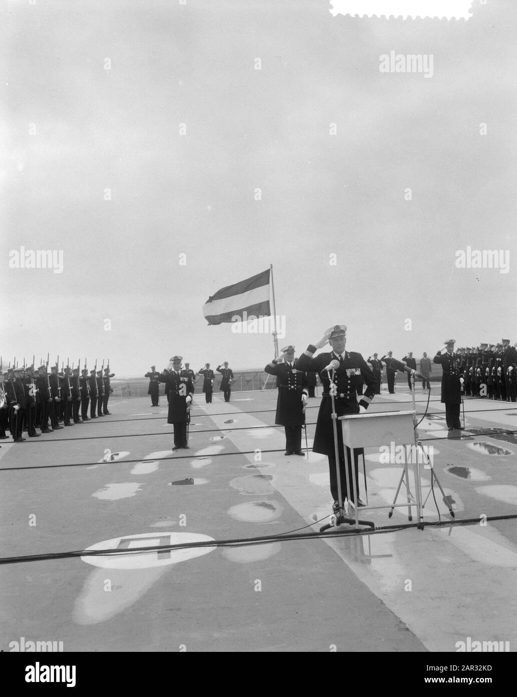 Überführung des Kommandos über die Squadron V durch Rear-by-Night L.E.H. Reader to Commandeur jrh. W.C.M. de Jonge van Ellemeet (plv. Chef des Marinestabes) an Bord von Mr. Dan. Flugzeugschiff Karel Doorman Datum: 25. August 1964 Standort: Den Helder, Noord-Holland Schlagwörter: Marine, Offiziere, Schiffe Personenname: Jonge van Ellemeet, W.C.M. de, Reeser, L.E.H. Stockfoto