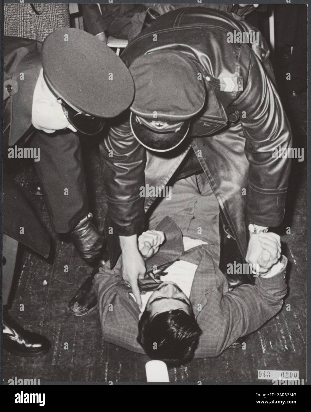 Vertreibung fünfzig türken aus den Niederlanden pro m a c Datum: 14. Januar 1965 Standort: Noord-Holland, Schiphol Schlüsselwörter: Immigrantarbeiter, Vertreibungen Stockfoto