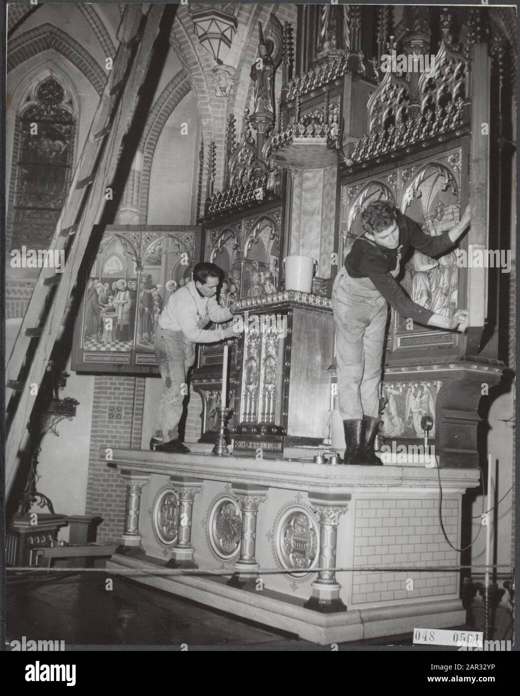 Kirchen, Innenräume, Reinigungen Datum: 10. Januar 1964 Ort: Eindhoven Schlüsselwörter: Innenräume, Kirchen, Reinigungen Institutionenname: Sint-Lambertuskerk Stockfoto