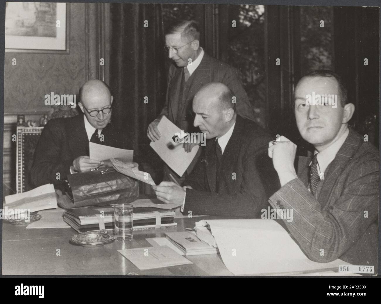 Cabinet-Schermerhorn Datum: Oktober 1945 Ort: Den Haag, Zuid-Holland Schlüsselwörter: Ministerraden, Zweiter Weltkrieg persönlicher Name: Kolfschoten H.a.m, Lieftinck, P., Mansholt, Sicco, Ringers, J.A. Stockfoto