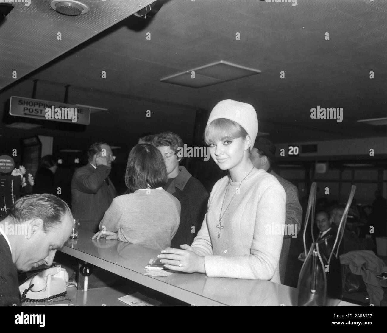 Mandy Rice Davies auf Schiphol Datum: 30. November 1964 Ort: Noord-Holland, Schiphol Schlüsselwörter: Porträts, Skandale, Frauen persönlicher Name: Reis Davies Mandy Stockfoto