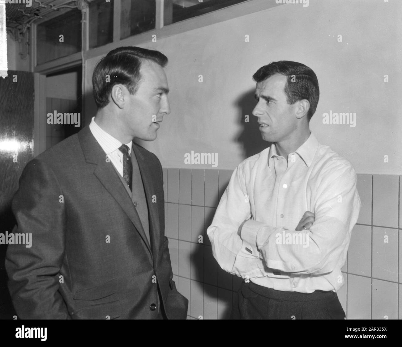 Training niederländischer und englischer Spieler im Olympiastadion, Coen Moulijn im Gespräch mit Jimmy Greaves (links) Datum: 8. Dezember 1964 Ort: Amsterdam Schlagwörter: Sport, Fußball, Fußballspieler persönlicher Name: Greaves, Jimmy, Moulijn, Coen Institution Name: Olympiastadion Stockfoto