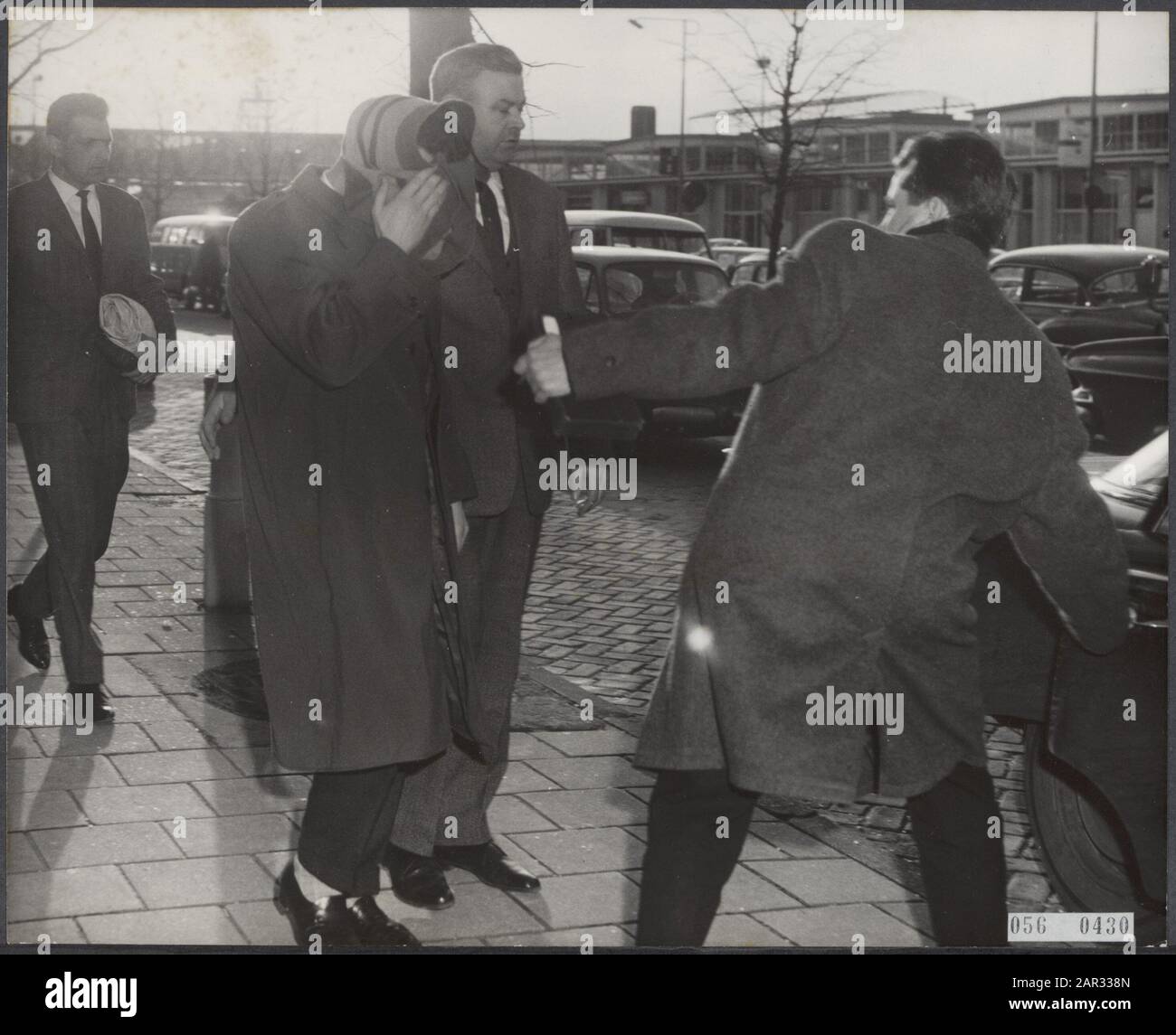 Schmuggel, Waffen, Piloten, Polizei, Vernehmungen, consolini john, graber julius, Drew john Datum: 16. Februar 1965 Ort: Noord-Holland, Schiphol Schlüsselwörter: Piloten, Polizei, Schmuggel, Anhörung, Waffen-Personname: Consolini john, Drew john, graber julius Stockfoto Schmuggel, Waffen, Piloten, Polizei, Vernehmungen, consolini john, graber julius, Drew john Datum: 16. Februar 1965 Ort: Noord-Holland, Schiphol Schlüsselwörter: Piloten, Polizei, Schmuggel, Anhörung, Waffen-Personname: Consolini john, Drew john, graber julius Stockfoto