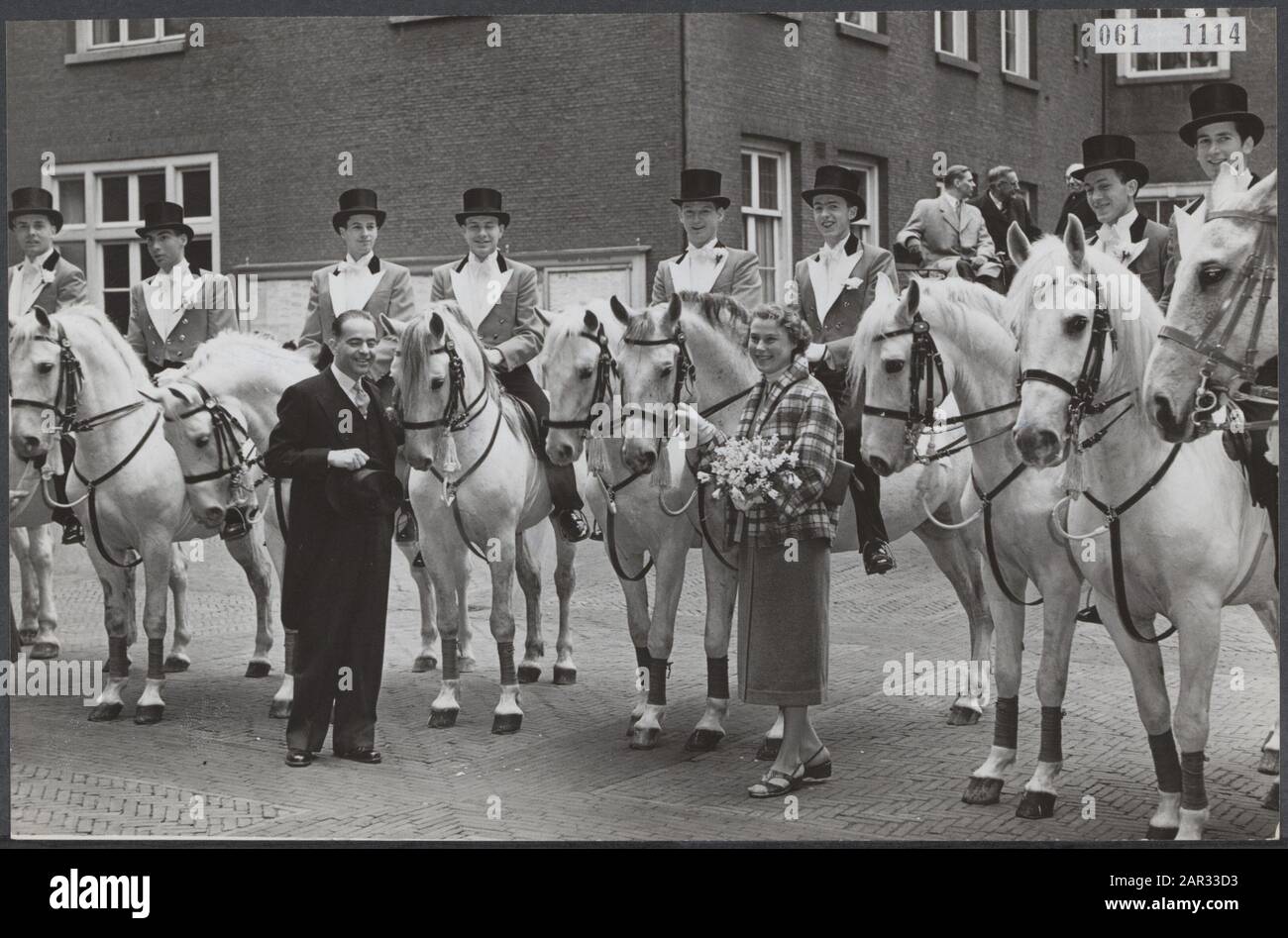 Mej Vermeyden, College-Fahrer des Zirkus Kavaljos, heiratete Dr. Hendriks aus Utrechter. Um den Mitfahrern zu gefallen, waren sie am Hochzeitstag anwesend: 26. März 1954 Schlüsselwörter: Brautpaare, Zirkusse, Ehen, Pferde Personenname: Hendriks Stockfoto