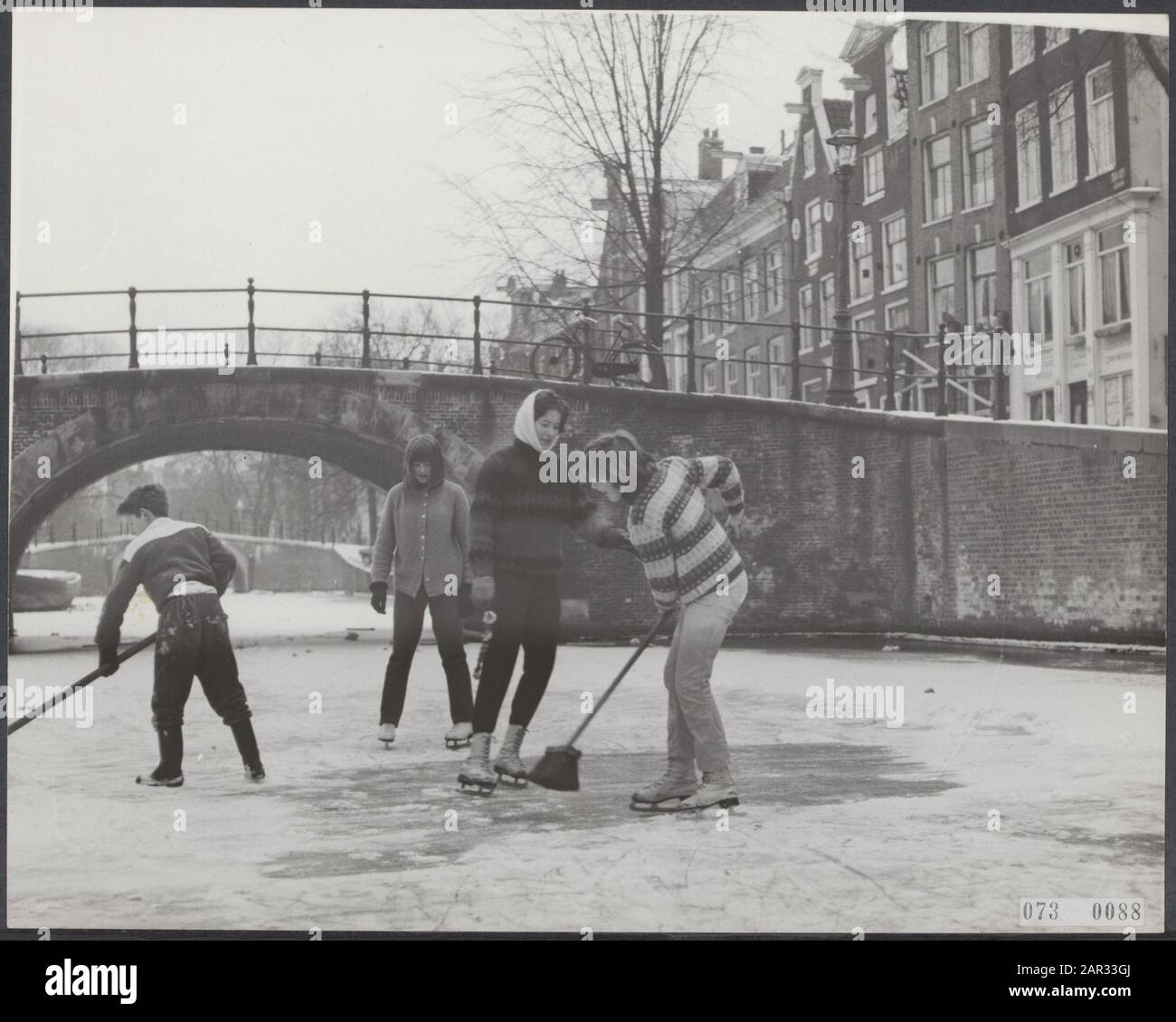 Kanäle, Eis, Skater Datum: 16. Januar 1966 Standort: Amsterdam, Noord-Holland Schlüsselwörter: Kanäle, Eis, Skater Stockfoto