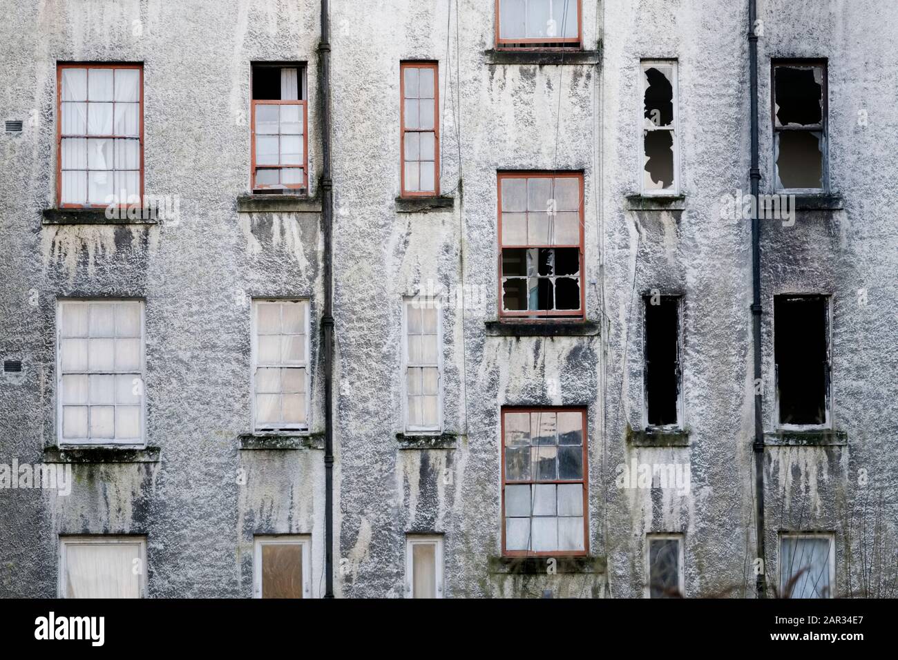Derelict verlassene ratshaus in der Krise des schlechten Wohnens Ghetto-Anwesen Slum in Port Glasgow UK Stockfoto