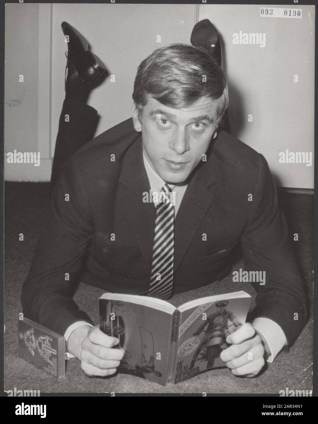 In de Bezige Bij in Amsterdam wurde das Goldene Buch an den Schriftsteller Jan Cremer verliehen. Das im Zusammenhang mit dem Erscheinen des 150.000sten i Jan Cremer habe ich es zehnmal gelesen..., so Jan, weil es so gut ist. Gut vor Ort in meinem eigenen Buch Gelesen Datum: 27. November 1964 Ort: Amsterdam, Noord-Holland Schlüsselwörter: Autoren, Künstler, Porträts, Schriftsteller persönlicher Name: Cremer, Jan Stockfoto