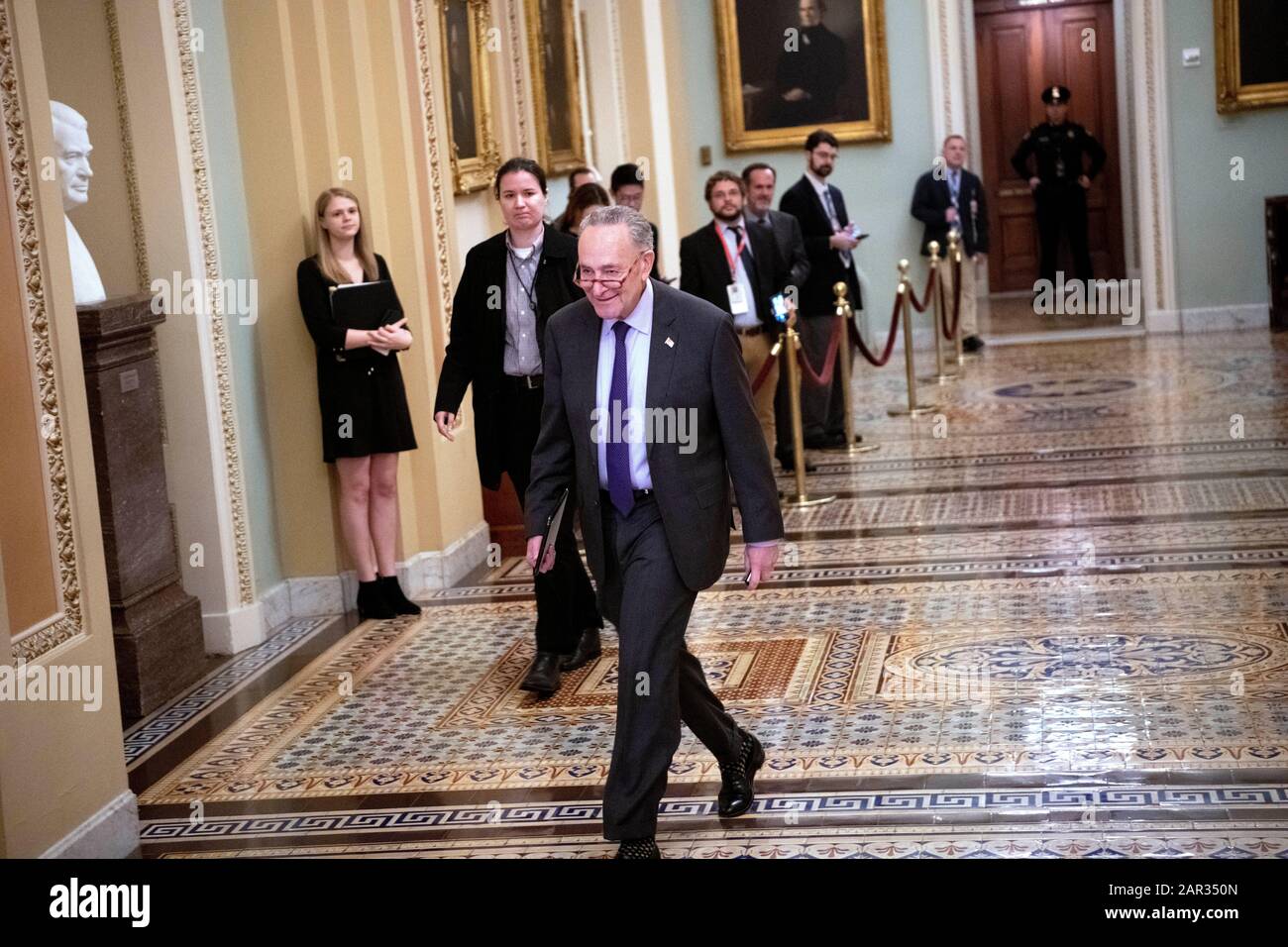 Washington, USA. Januar 2020. Der Minderheitsführer des US-Senats Chuck Schumer geht vor Beginn des Amtsenthebungsverlags des Senats auf dem Kapitol Hill in Washington, DC, den Vereinigten Staaten am 25. Januar 2020 in die Senatskammer. Das juristische Team von US-Präsident Donald Trump begann am Samstag, um sich bei der Verteidigung des präsidenten im laufenden Amtsenthebungsverfahren im Senat zu vorbringen, nachdem Manager des Hauses, eine Gruppe von Demokraten des siebenten Hauses, die als Staatsanwälte fungieren, Argumentierte für die Verurteilung des präsidenten und seine Absetzung aus dem Amt in den letzten drei Tagen. Kredit: Liu Jie/Xinhua/Alamy Live News Stockfoto