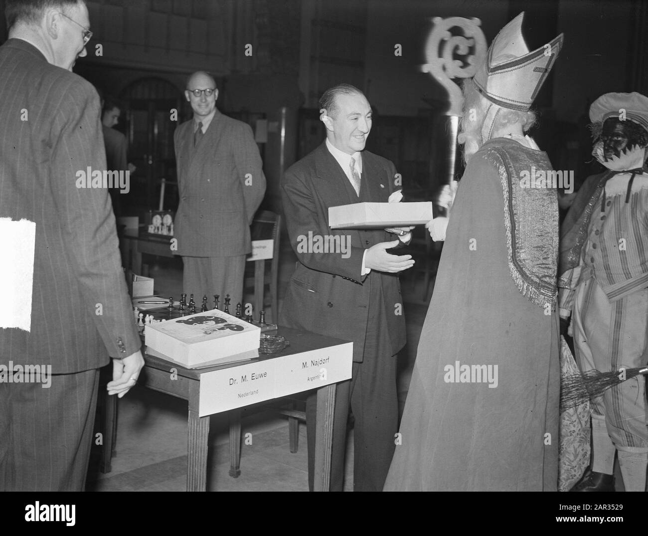 Sint Nicholas besucht das Schach-Turnier in Amsterdam. Sankt Nikolaus mit Najdorf Anmerkung: Lage: Beurs van Berlage. Zurückstehend: Max Euwe Datum: 23. November 1950 Ort: Amsterdam Schlagwörter: Schach, Folkkultur Personenname: Najdorf, Miguel Stockfoto