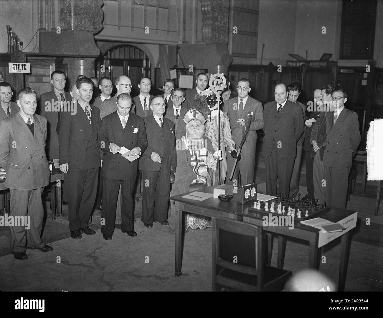 [ unbekannt] Saint Nicholas besucht Schachturniere in Amsterdam. Saint Nicholas mit einer ganzen Gruppe von Schachspielern Anmerkung: Ort: Beurs van Berlage Datum: 23. November 1950 Ort: Amsterdam Schlagwörter: Gruppenporträts, Schach, Folkkultur Stockfoto