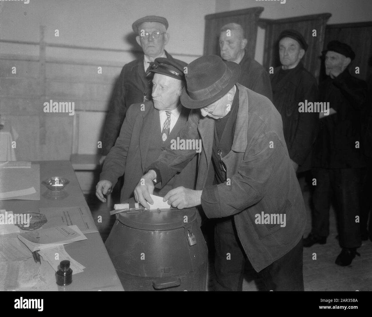 Wahlen Provinzstaaten Ancients of Days Roeterstraat Datum: 21. April 1954 Stichwörter: Wahlen, Ancients of Days Stockfoto