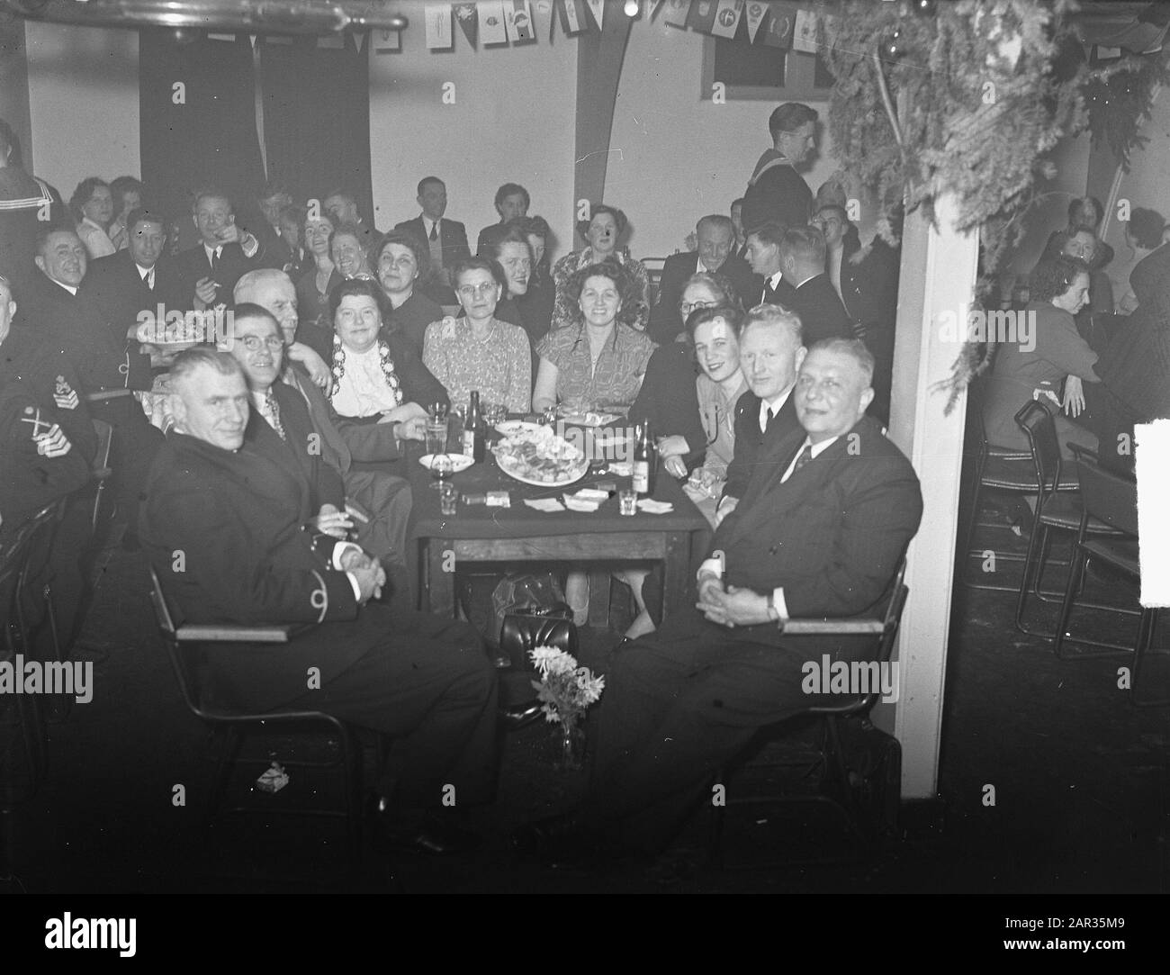 Saint Nicholas fest Marine Kattenburg Datum: 2. Dezember 1950 Schlüsselwörter: Mariniers persönlicher Name: Kattenburg, Sinterklaas Stockfoto