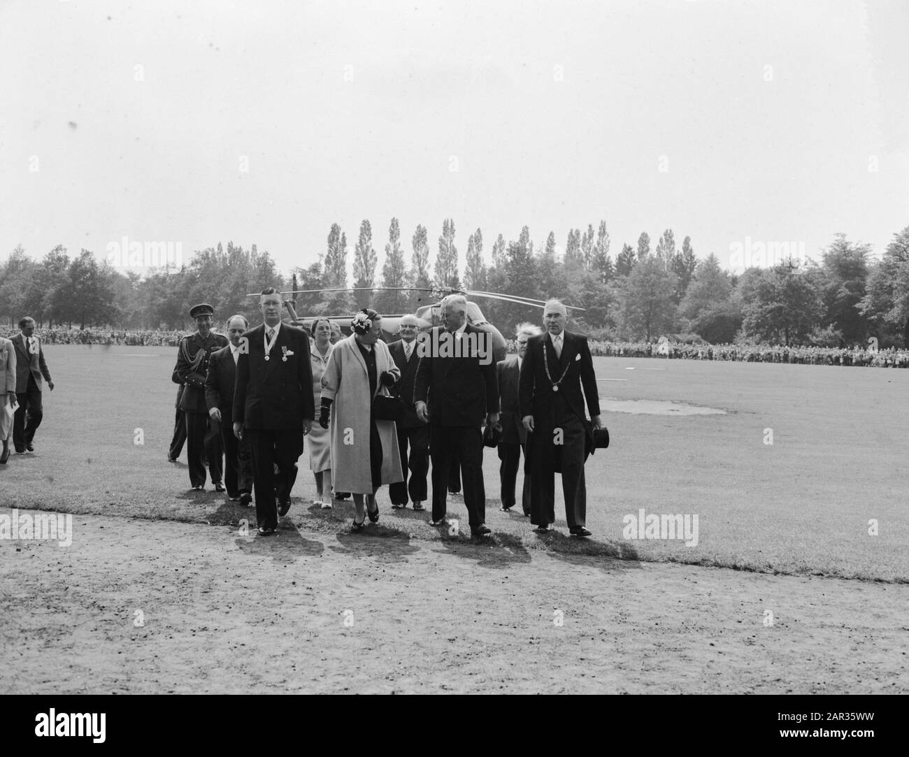 Königin Juliana besucht den 2. Lustrumkongress Niederländische Vereinigung politischer Gefangener in Enschede. Empfang durch Herrn E. ch. Aalders bei Helikopter Datum: 22. Juni 1955 Ort: Enschede Schlüsselwörter: Helicopters Personenname: Aalders, E. Ch., Juliana (Königin Niederlande) Stockfoto