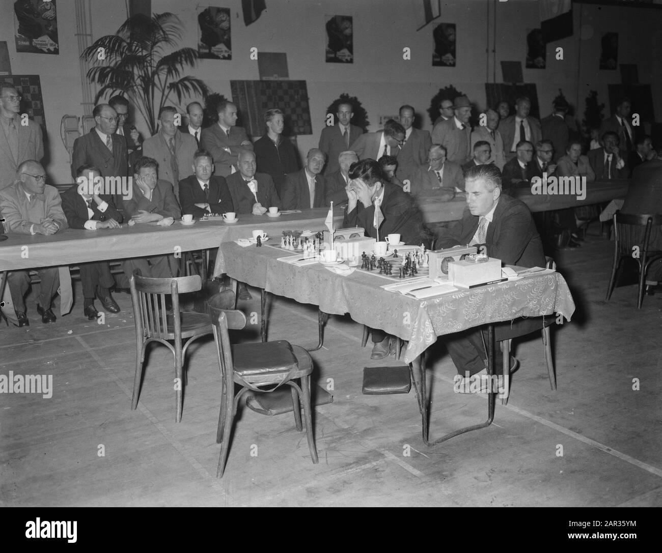 Schaakolympiade Amsterdam, Neykirch en Minev (Bulgaren) Datum: 22. September 1954 Ort: Amsterdam, Noord-Holland Schlüsselwörter: Schaakolympiaden Stockfoto