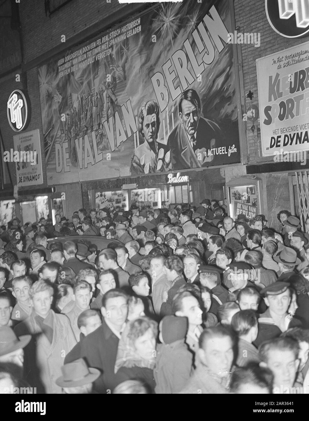 Film Das Val von Berlin im Kino Royal in Amsterdam [betrifft den russischen Film Padeniye Berlin-a] Datum: 8. Dezember 1950 Ort: Amsterdam, Noord-Holland Schlagwörter: Kinos, Filme, Publikum, Werbung Personenname: Royal Stockfoto
