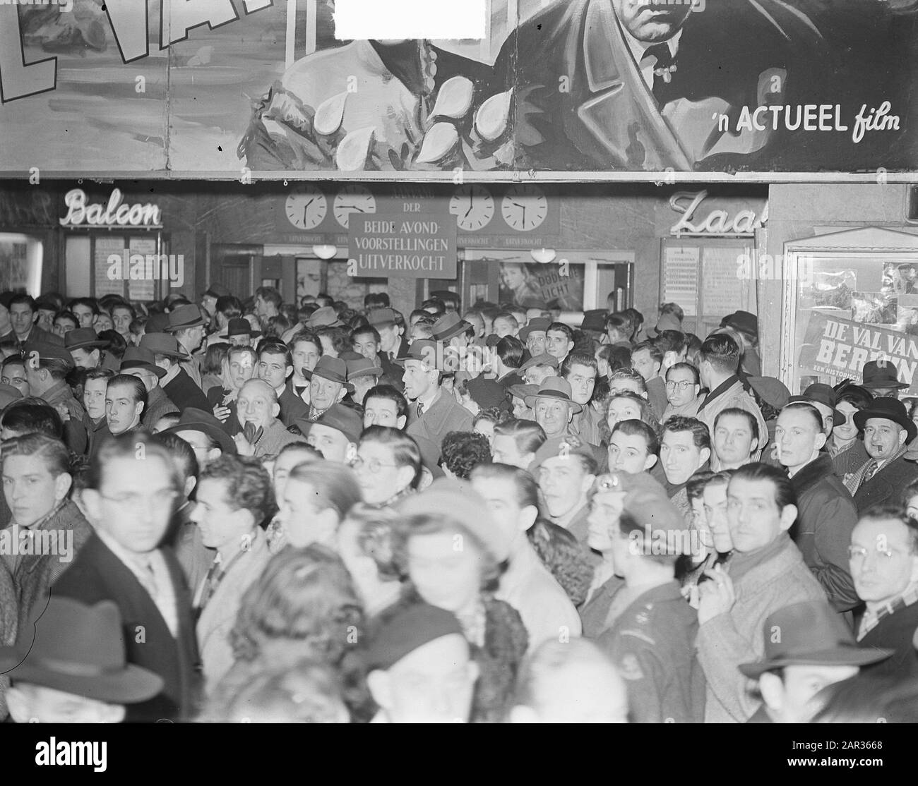 Film Das Val von Berlin im Kino Royal in Amsterdam [betrifft den russischen Film Padeniye Berlin-a] Datum: 8. Dezember 1950 Ort: Amsterdam, Noord-Holland Schlagwörter: Kinos, Filme, Publikum, Werbung Personenname: Royal Stockfoto