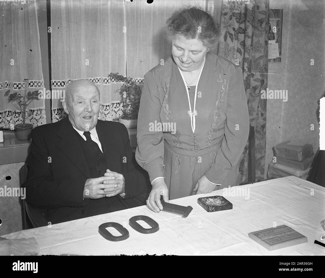 OPA Nienhuis 100 Jahre Amsterdam Datum: 6. Dezember 1950 Ort: Amsterdam, Noord-Holland Schlüsselwörter: Ältere Menschen Stockfoto