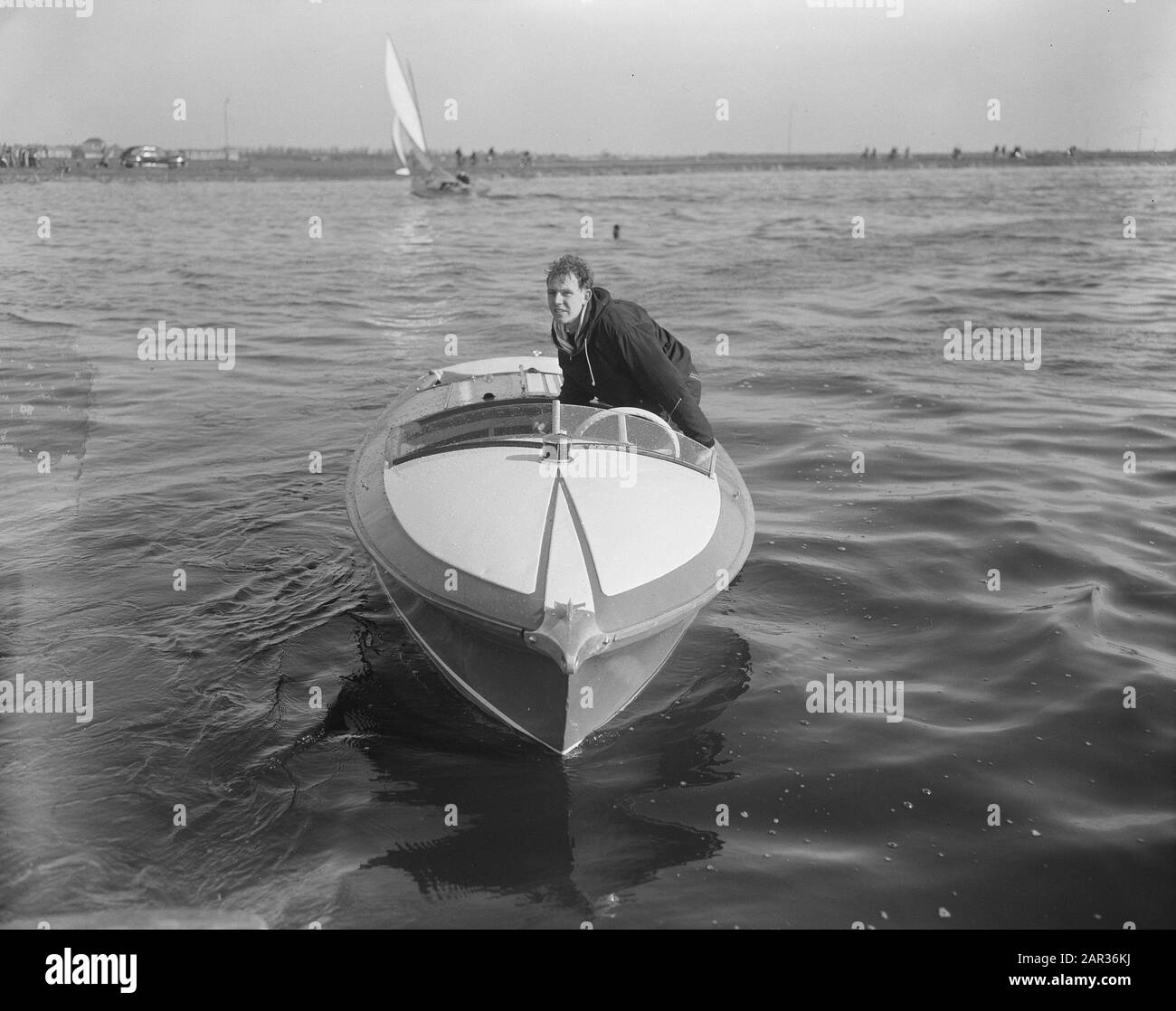 Motorboot segelt auf Buttermilch in Spaarne mit Piloot Hogenhout Datum: 22. april 1956 Ort: Noord-Holland, Spaarne Schlüsselwörter: Motorboote Stockfoto