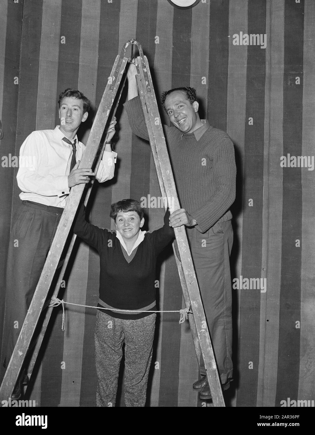 Premiere ABC Cabaret De Kat van Huis in den Haag; Wim Kan, Corry Vonk, Albert Mol Datum: 29. Juli 1955 Ort: Den Haag, Zuid-Holland Schlüsselwörter: Schauspieler, Kabarett, Kabarett Personenname: Kan , Wim, Mol, Albert, Spark, Corry Stockfoto
