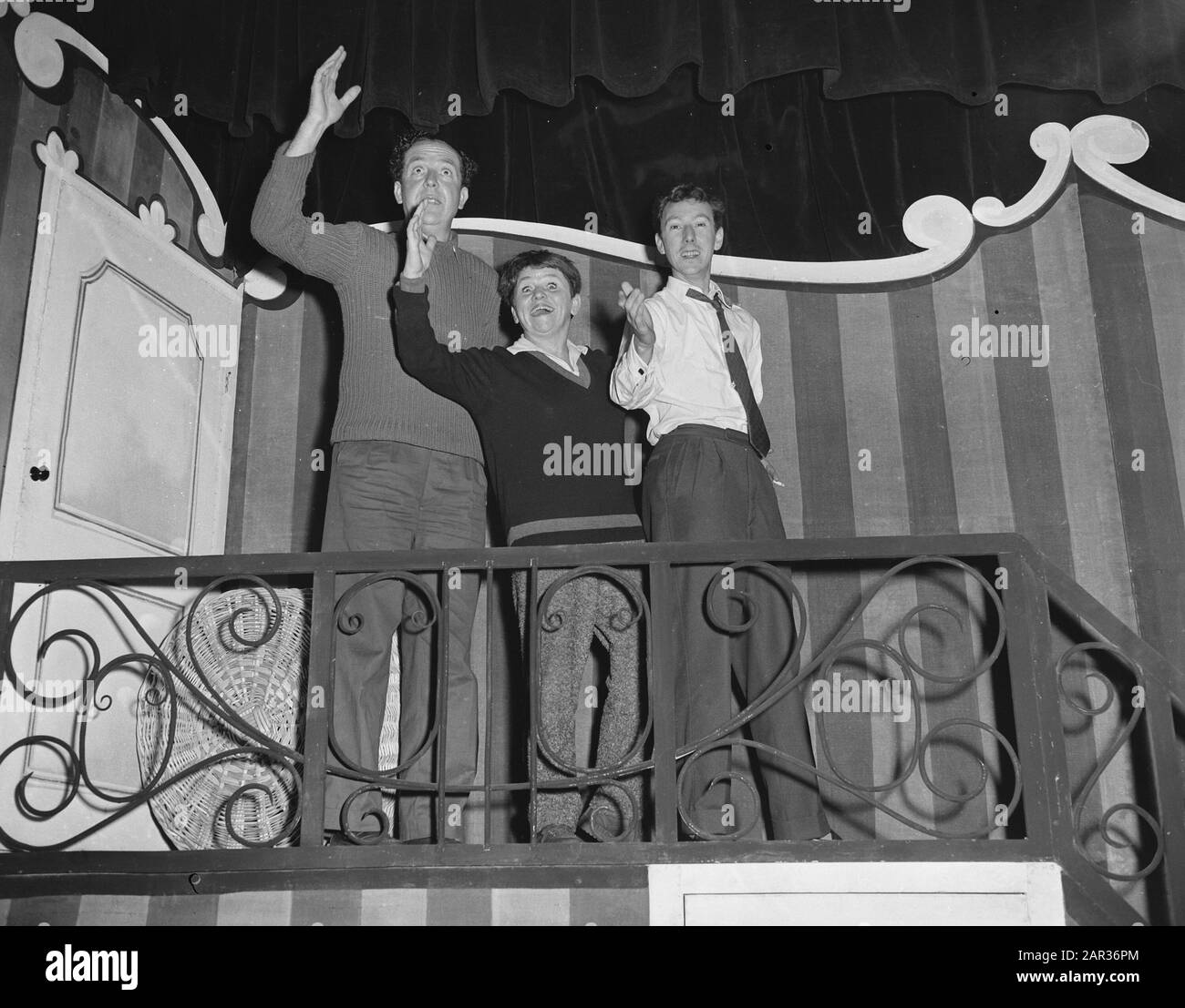Premiere ABC Cabaret De Kat van Huis in den Haag; Wim Kan, Corry Vonk, Albert Mol Datum: 29. Juli 1955 Ort: Den Haag, Zuid-Holland Schlüsselwörter: Schauspieler, Kabarett, Kabarett Personenname: Kan , Wim, Mol, Albert, Spark, Corry Stockfoto