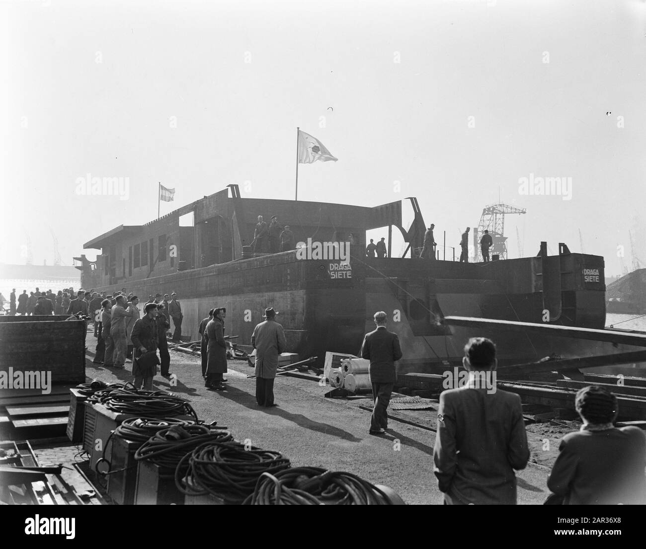 Tewaterlating Diesel Electric Piston for Panama, Yard Amsterdam Datum: 22. Oktober 1955 Standort: Amsterdam, Noord-Holland Schlüsselwörter: Tewaterlatingen Stockfoto