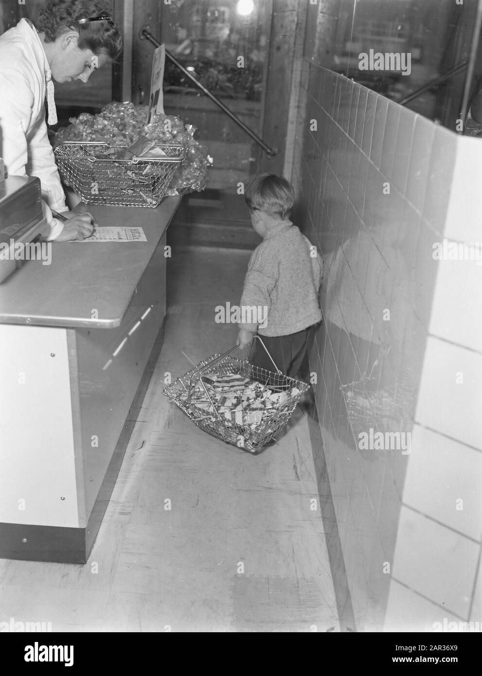 Serienjunge im Selbstbedienungsladen Datum: 2. November 1955 Schlagwörter: Selbstbedienungsgeschäfte Stockfoto