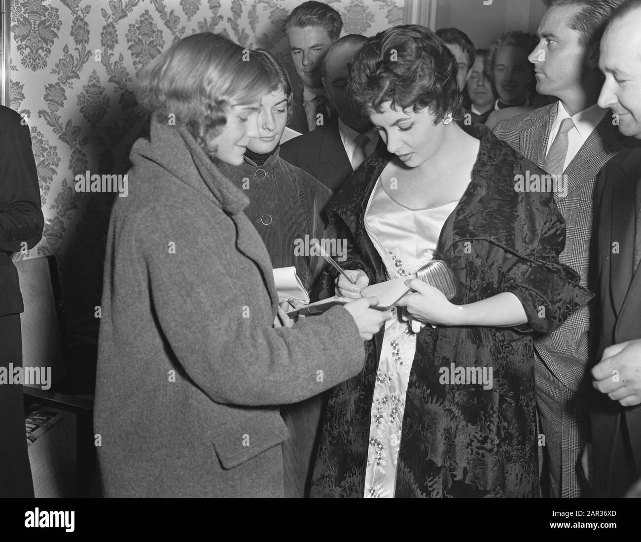 Gina Lolobrigida in Amsterdam, Empfang Amstelhotel Datum: 21. Oktober 1955 Ort: Amsterdam, Noord-Holland Schlüsselwörter: Empfänge persönlicher Name: Gina Lolobrigida Institutionenname: Amstelhotel Stockfoto