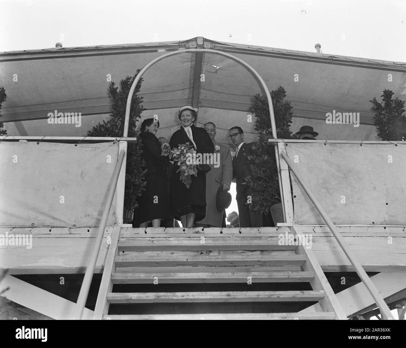 Tewaterlating Diesel Electric Piston for Panama, Yard Amsterdam Datum: 22. Oktober 1955 Standort: Amsterdam, Noord-Holland Schlüsselwörter: Tewaterlatingen Stockfoto