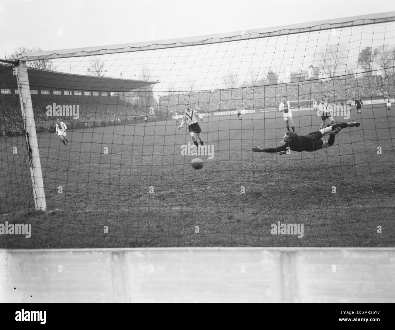 Fußball Ajax gegen DOS 6-3, Erstes Tor Bakker Datum: 13. November 1955 Schlüsselwörter: Tore, Sport, Fußball-Institution Name: AJAX Stockfoto