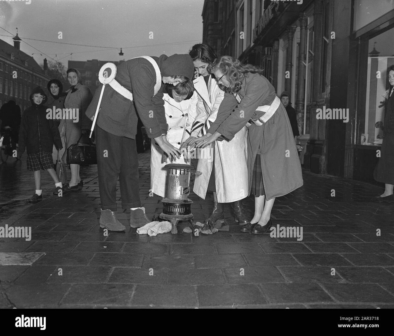 Bereitschaftsübergänge in der Kälte mit Ölheizung Datum: 14. Dezember 1955 Schlagwörter: Ölheizungen Stockfoto