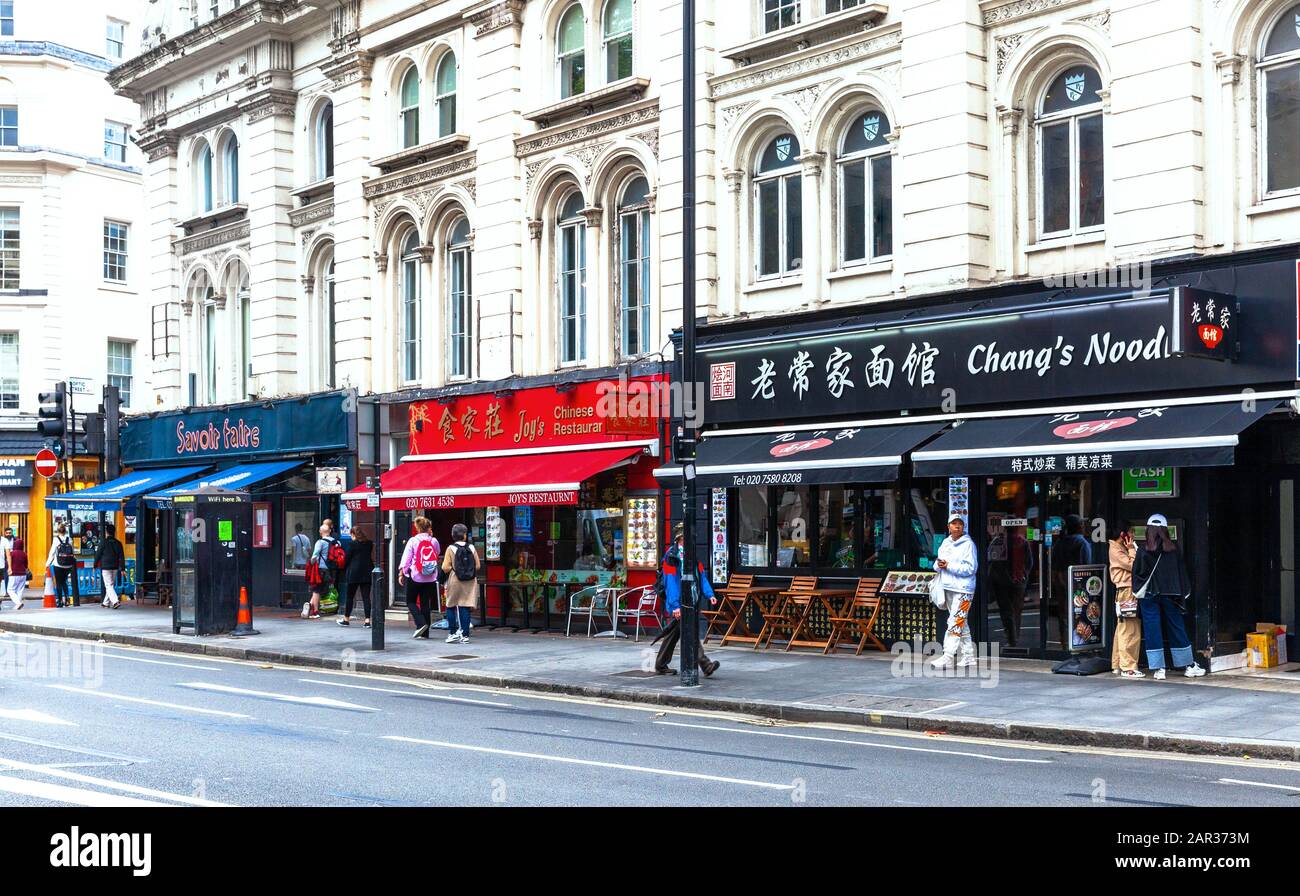 Chinesische Restaurants entlang der New Oxford Street, Bloomsbury, London WC1, England, Großbritannien. Stockfoto