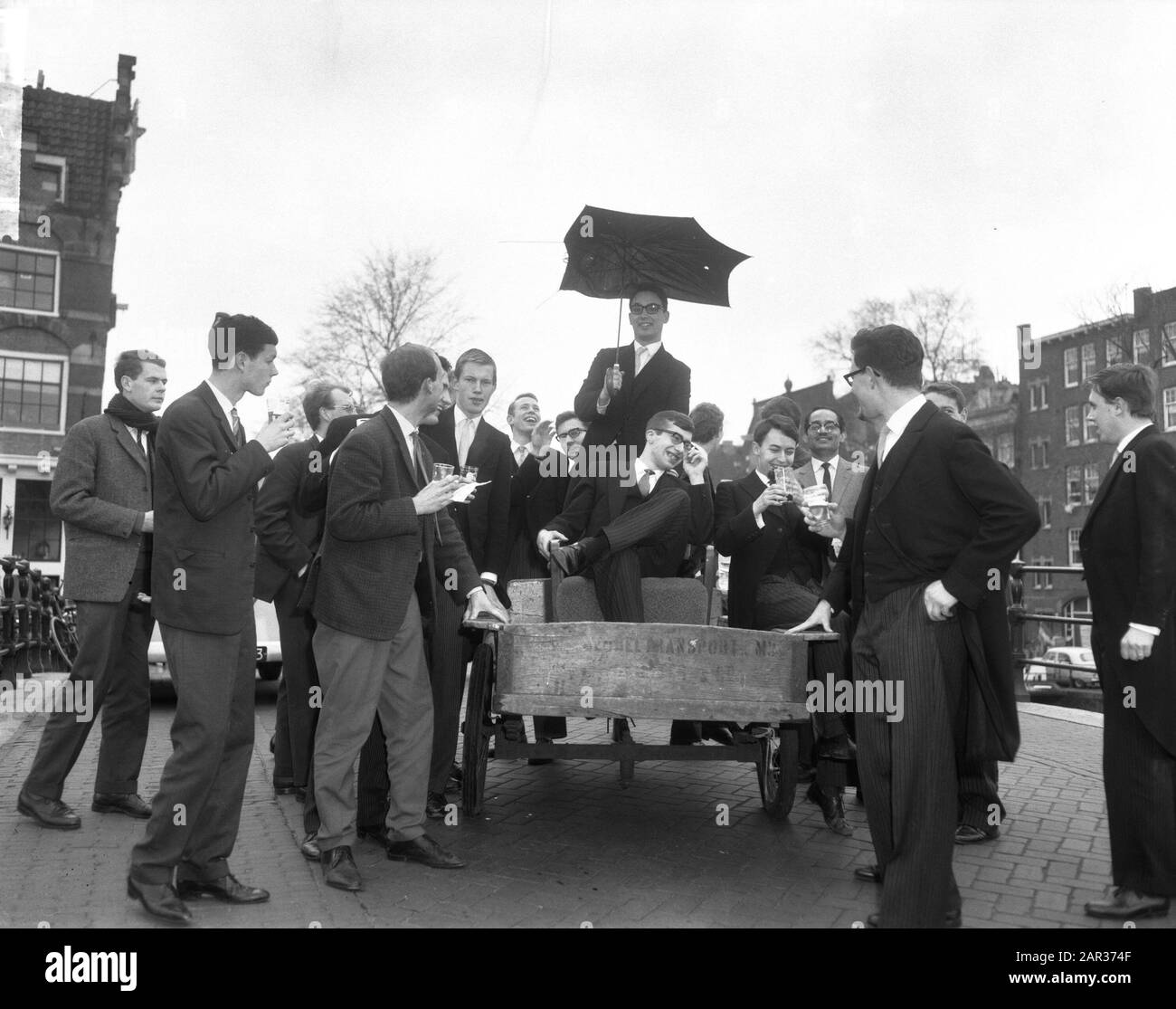 VU-Corps Chris Malse geeerd (Kandidatenprüfung 7 Jahre bestanden, Cargo Bike ins Café gebracht) Datum: 26. März 1965 Schlagwörter: Cargo Bikes, CAFÉ-INSTITUTION Name: VU-Corps Chris Malse Stockfoto