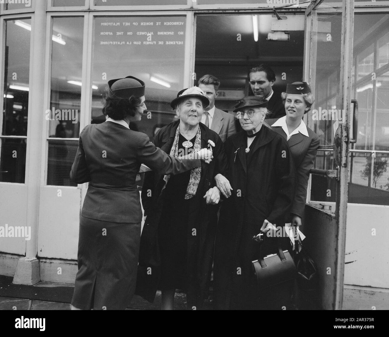 Alte Damen, die nach Amerika auswandern, 82 und 84 Jahre Damen Gnunwiderp Datum: 24. Juli 1956 Ort: Amerika Stockfoto