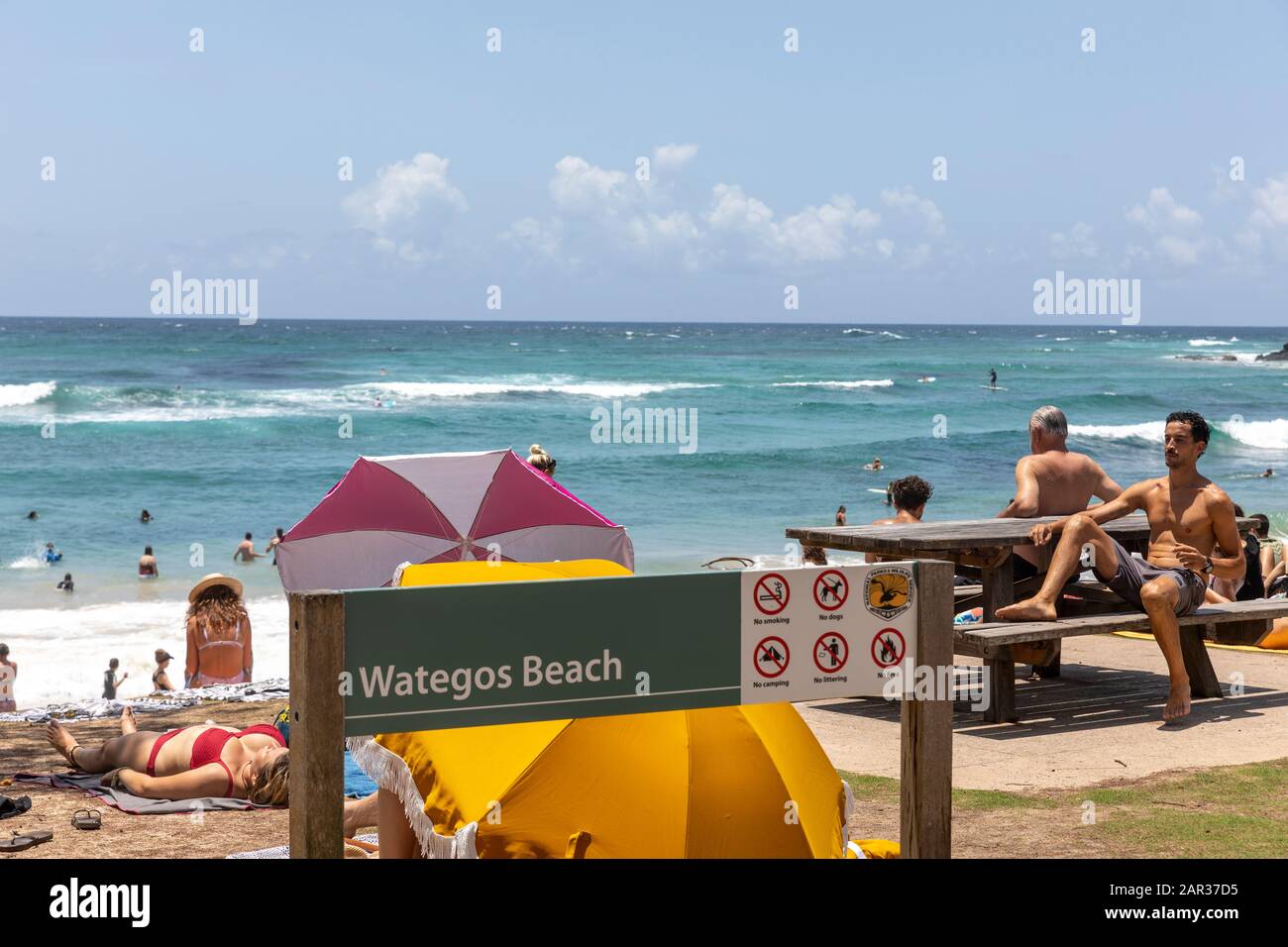 Sommertag am Wategos Beach in Byron Bay, New South Wales, Australien, Leute, die im Meer schwimmen und sonnen Stockfoto