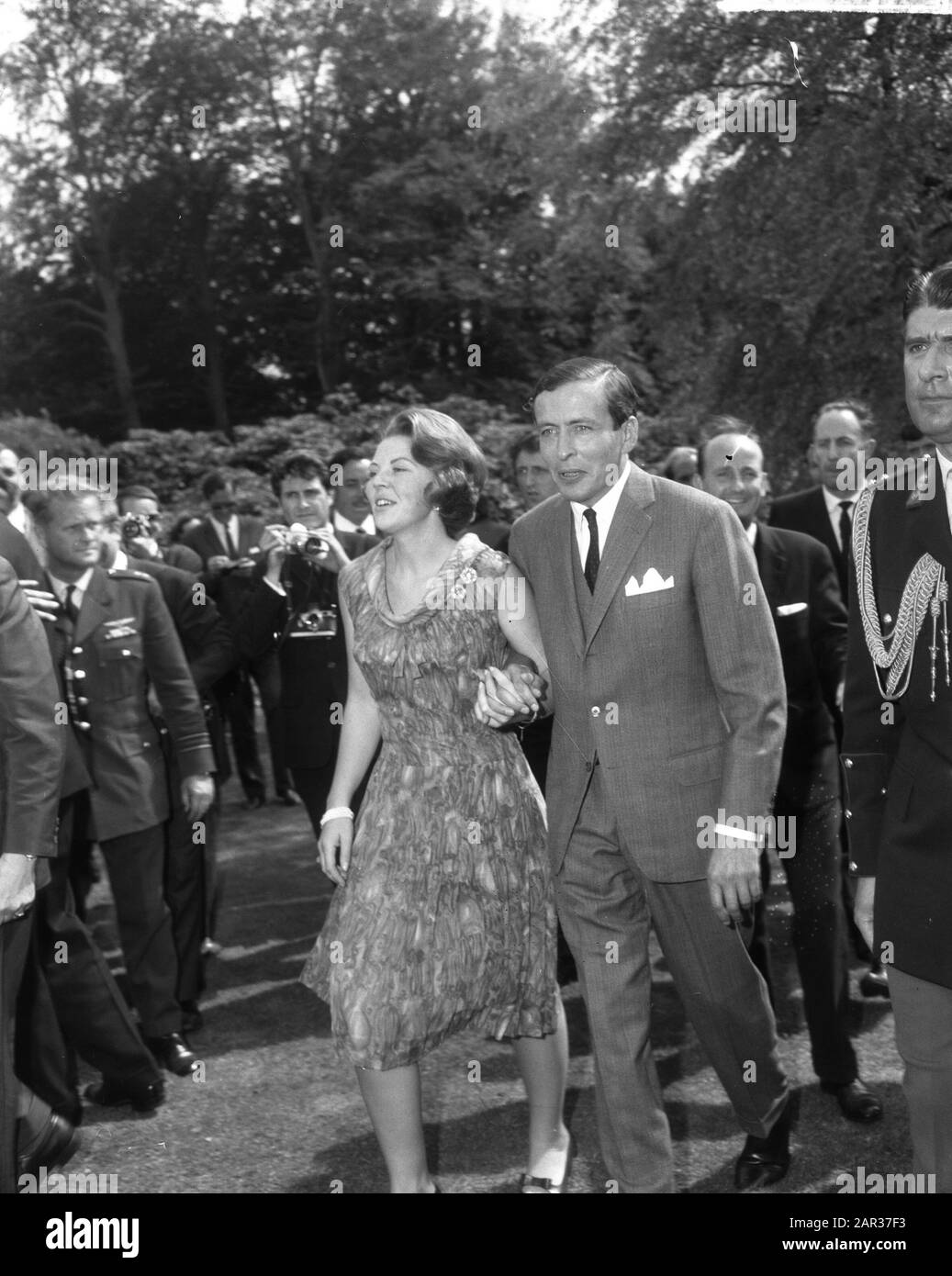 Engagement Prinzessin Beatrix, das Verlobte Paar im Garten Datum: 28. Juni 1965 Schlüsselwörter: Engagement, Verlobte Personname: Beatrix, Prinzessin Stockfoto
