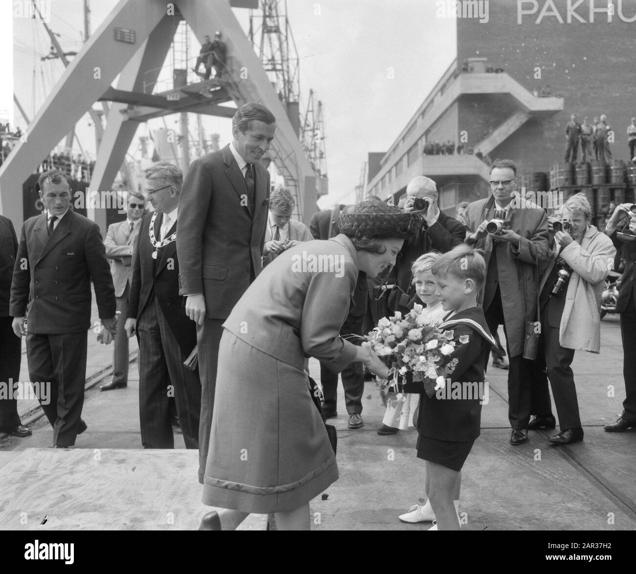 Prinzessin Beatrix und Claus besuchen Rotterdam, zwei Kinder bieten Verlobte Paare Blumen bis heute: 9. Juli 1965 Ort: Rotterdam, Südholland Schlüsselwörter: Blumen, Kinder, Besuche, Verlobte persönlicher Name: Beatrix, Prinzessin, Claus, Prinz Stockfoto