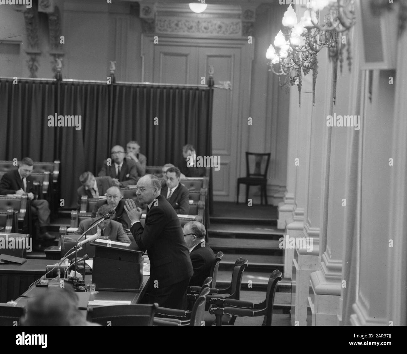 Interpellation Zweite Kammer über Vietnam, für die Interpellation, Ministerin Vondeling spricht über finanzielle Beziehungen Straße Datum: 14. Juli 1965 Ort: Vietnam Schlüsselwörter: Interpellationen, politischer persönlicher Name: Vondeling, Anne Stockfoto