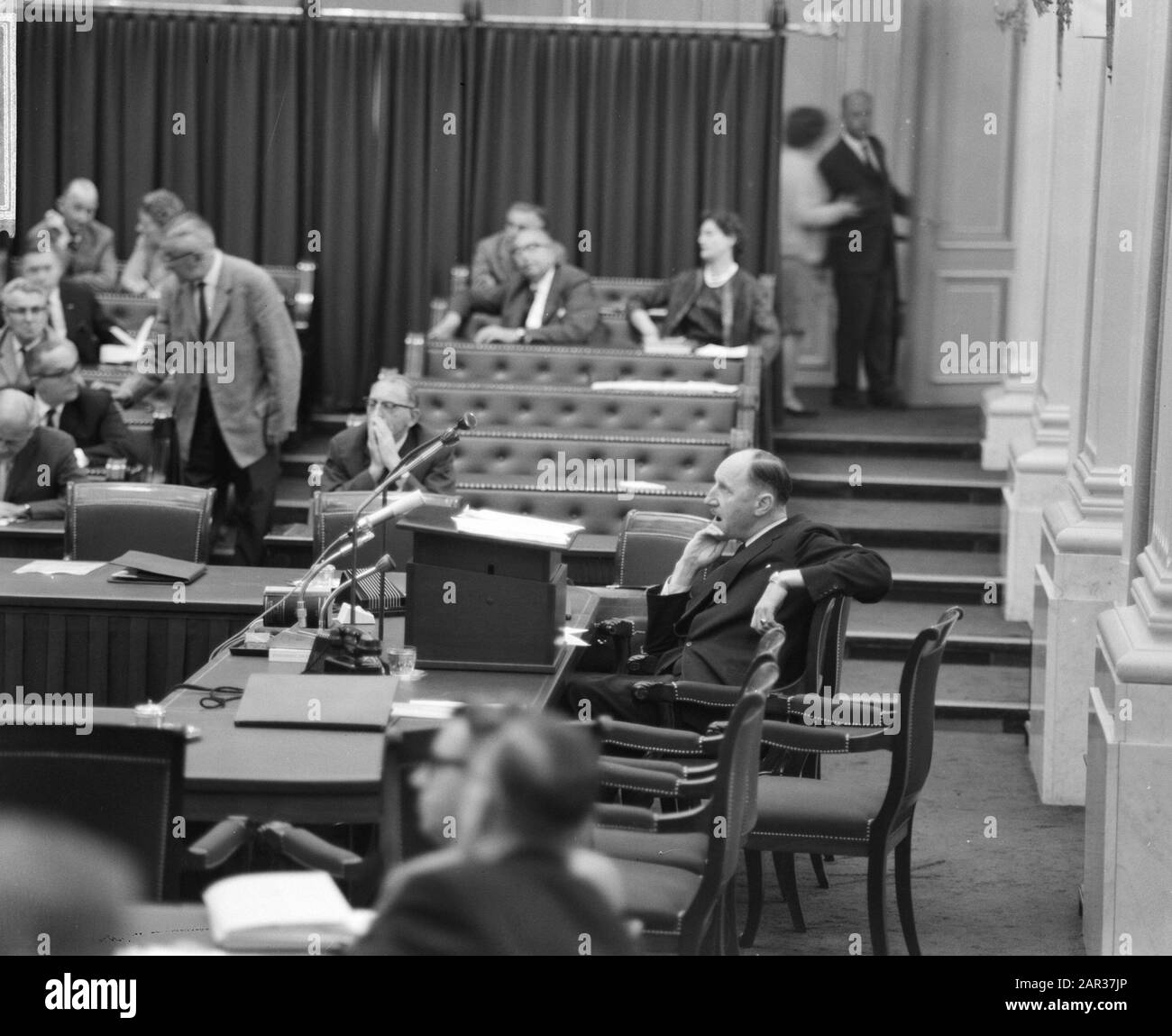 Interpellation Second Chamber über Vietnam, Minister Luns hört aufmerksam zu Datum: 14. Juli 1965 Ort: Vietnam Schlüsselwörter: Interpellationen, Politischer Personenname: LUNs, J.A.M. H., Luns, Joseph Stockfoto