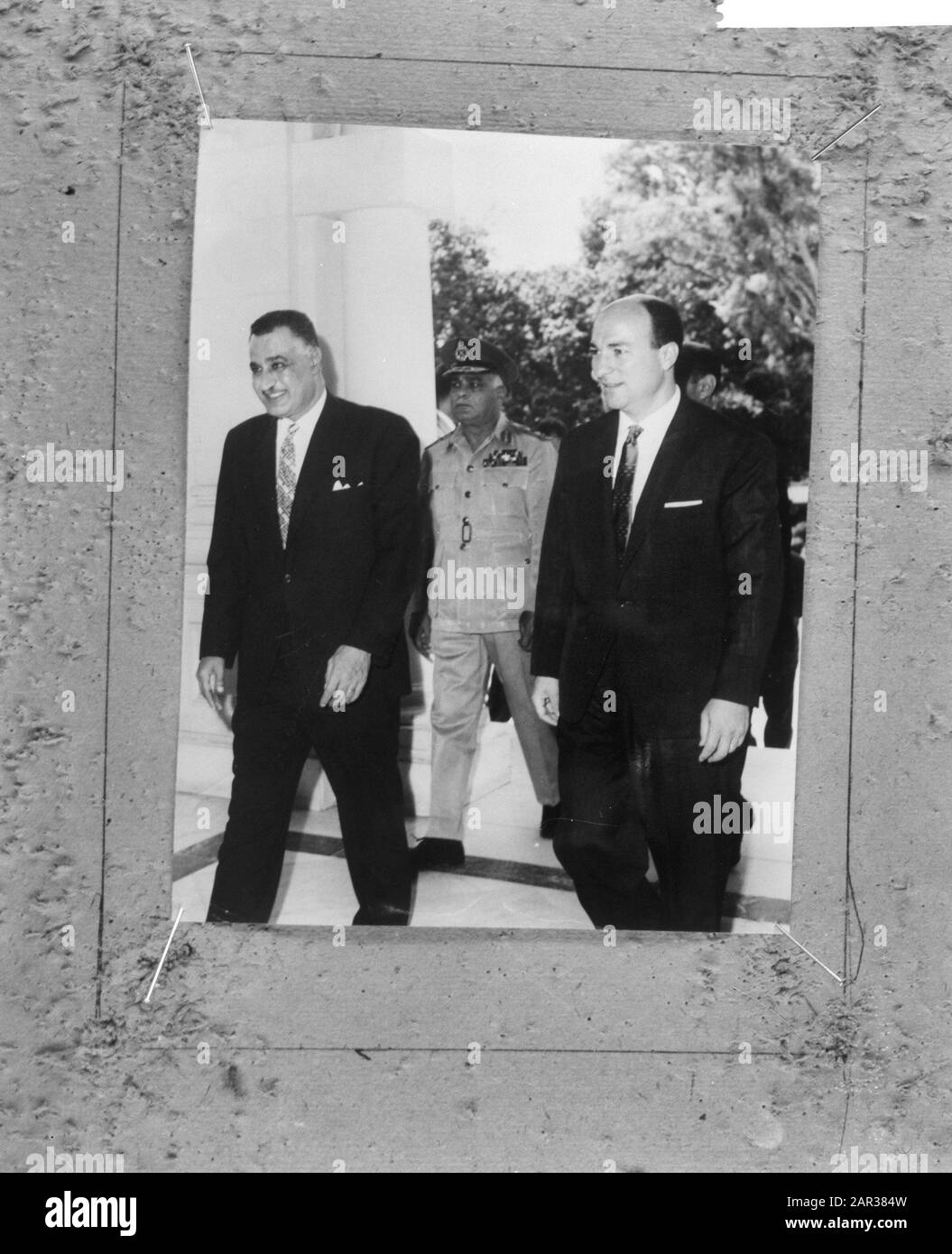 Zakariya Mohieddin vereidigte als Premierminister und Innenminister in der neuen Regierung der V.A.R. (Vereinigte Arabische Republik, Union Ägypt-Syrien) Präsident Nasser und der neue Premierminister Zakariya Mohieddin nach Vereidigung Datum: 7. Oktober 1965 Ort: Ägypten Schlagwörter: Vereidigt, Minister, Präsidenten, Regierungen persönlicher Name: Mohieddin, Zakariya, Nasser, Abdel Gamal Stockfoto