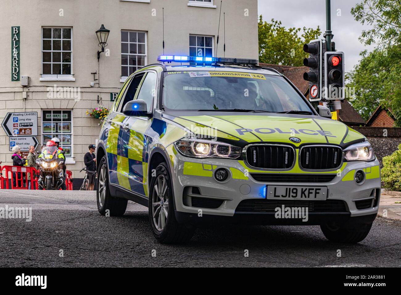 Britische Polizei BMW Eskortiert Radrennen Für Frauen auf der Tour Stockfoto
