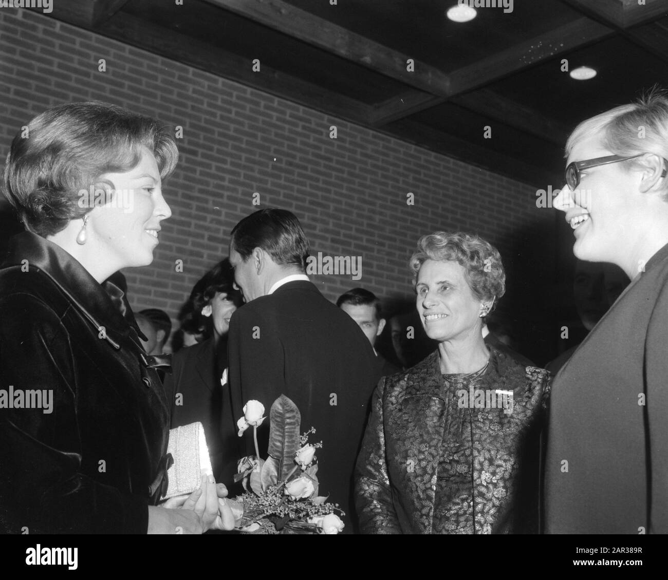 Prinzessin Beatrix und ihr Verlobter Claus von Amsberg bei der Premiere des Films Olympiade Tokio in Amsterdam Prinzessin Beatrix im Gespräch mit SwimTerada Kok Annotation: Dokumentarfilm unter der Regie von Kon Ichikawa über die Olympischen Sommerspiele 1964 in Tokio Datum: 15. Oktober 1965 Ort: Amsterdam, Noord-Holland Schlüsselwörter: Dokumentarfilme, Film, Premieren, Prinzessinnen, Top-Sport persönlicher Name: Beatrix, Prinzessin, Kok, Ada Stockfoto