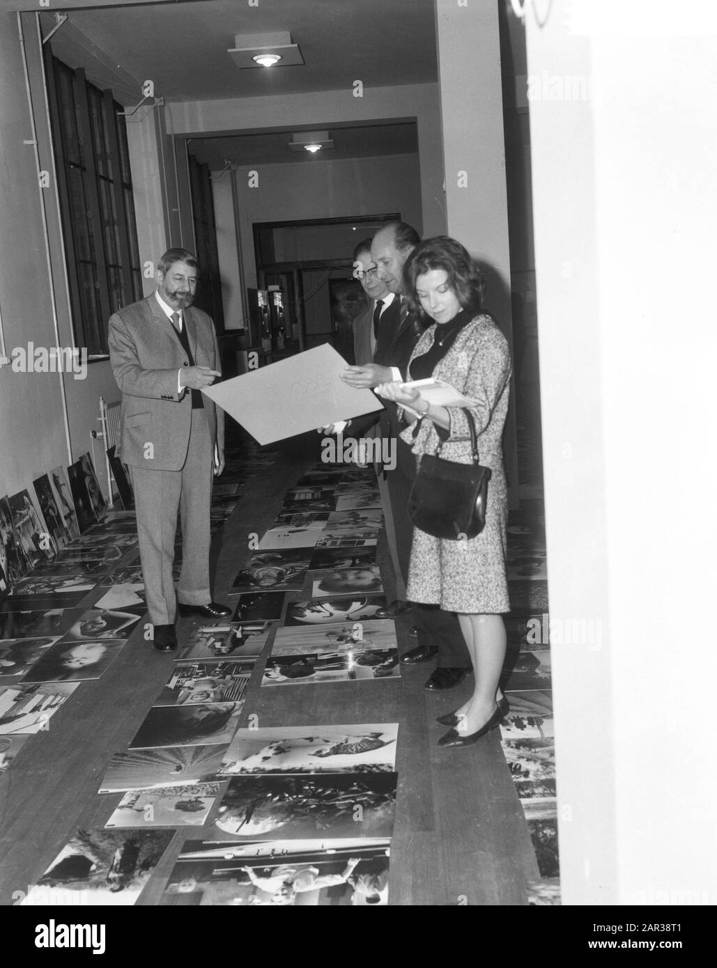 Fotowettbewerb Weltpressefoto im Gemeentemuseum in den Haag; die Jurymitglieder bei der Arbeit Datum: 6. Dezember 1965 Ort: Den Haag, Zuid-Holland Schlüsselwörter: Fotografie, journalistisch, entspricht Institutionellem Namen: World Press Photo Stockfoto