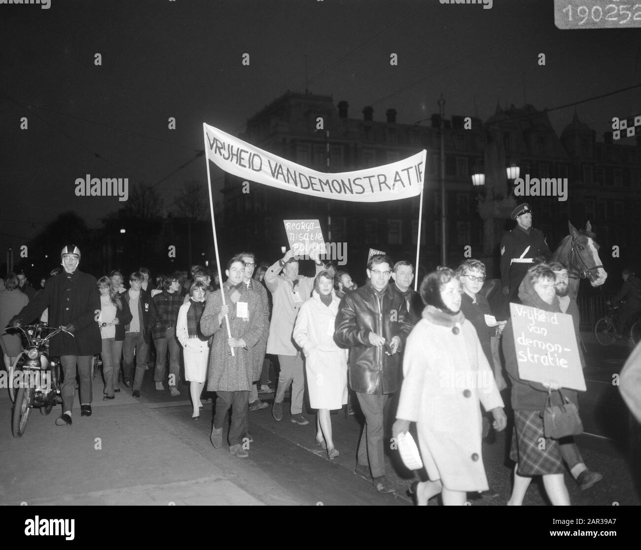 protestmarsch mit Slogans gegen die Amsterdamer Polizeipolitik durch Jugendorganisationen Datum: 13. April 1966 Schlagwörter: Jugend ORGANISIERT, Protestmarsen Stockfoto