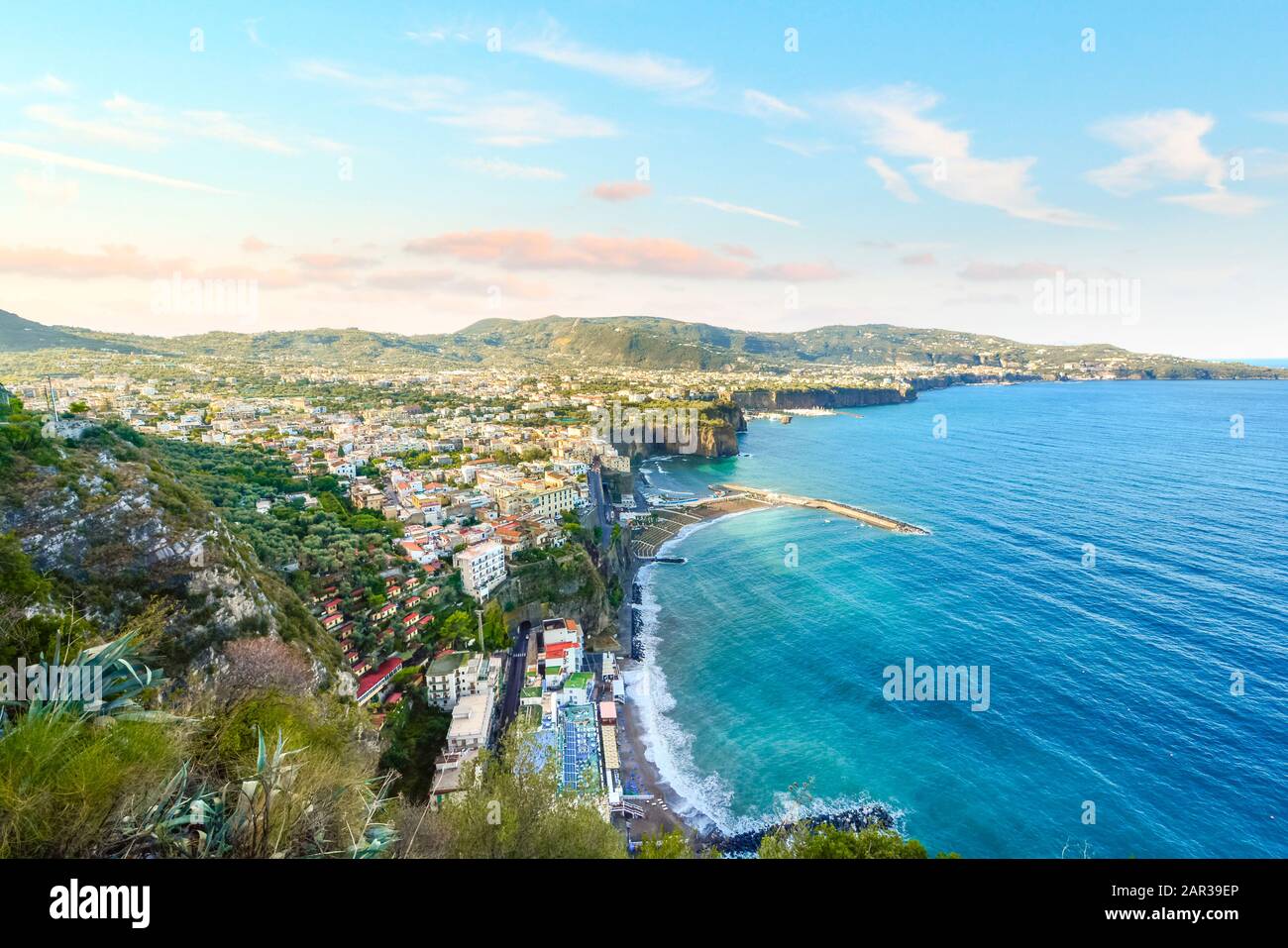 Blick von der Amalfiküste an einem Sommermorgen über die Stadt Sorrento, Italien, das Mittelmeer und die Halbinsel Sorrentina. Stockfoto