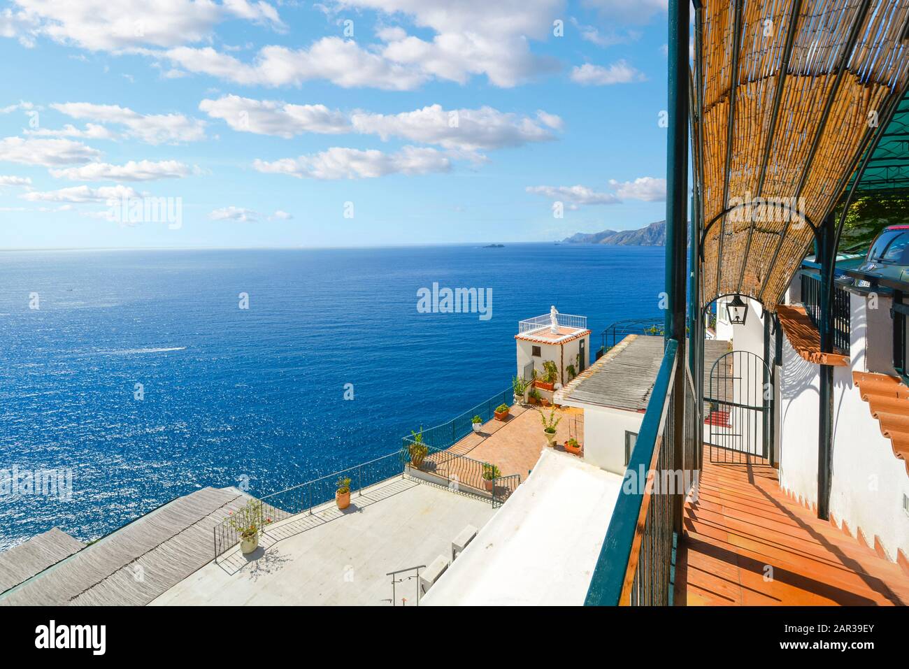 Blick auf das Mittelmeer und die Amalfiküste von der Straßenebene über einer Terrasse an einem sonnigen Sommertag in der Nähe von Sorrento, Italien. Stockfoto