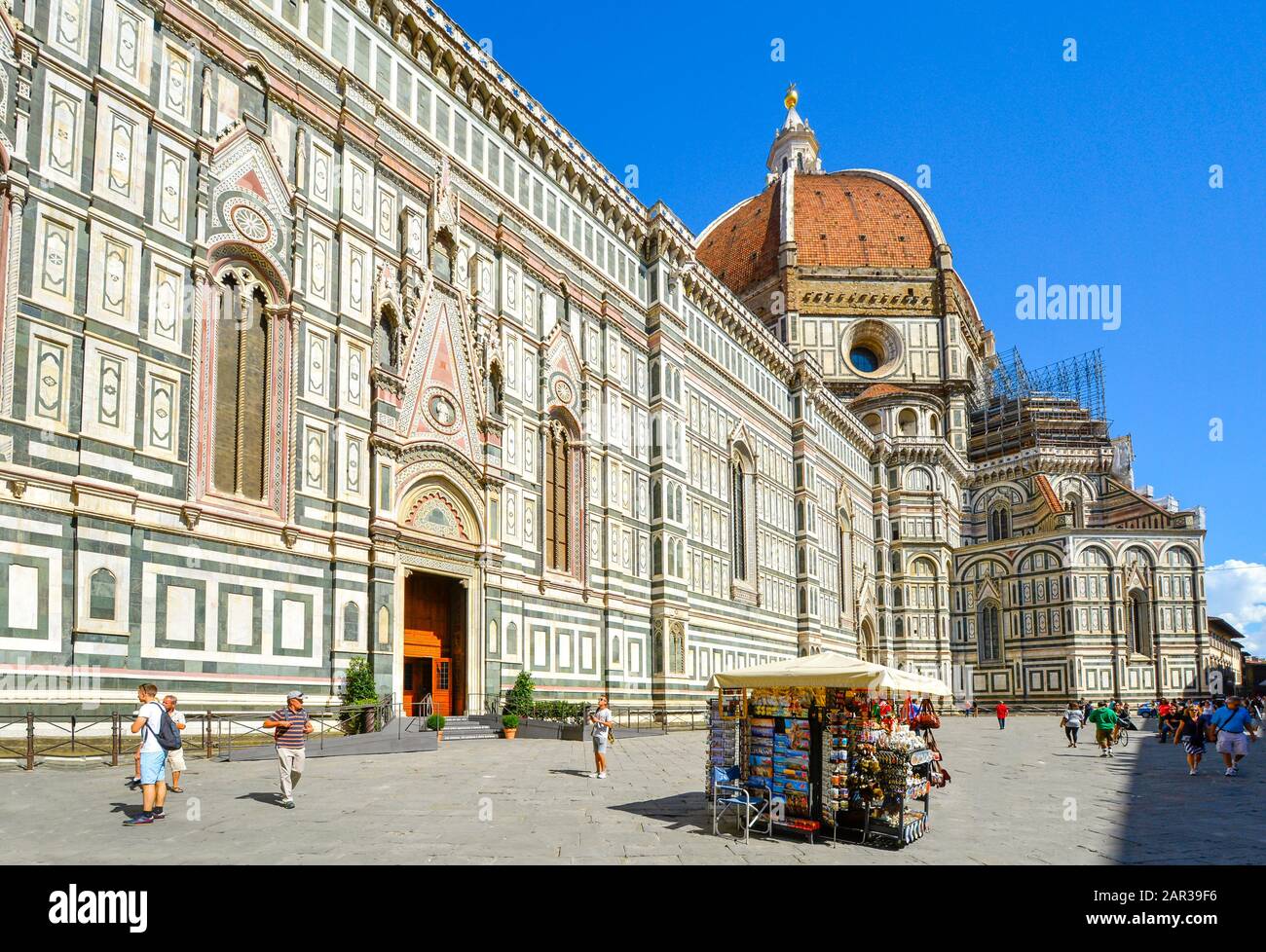 Ein Erinnerungsstand vor der Kathedrale von Florenz oder der Cattedrale di Santa Maria del Fiore auf der Piazza del Duomo in der toskanischen Region von Florenz Italien Stockfoto
