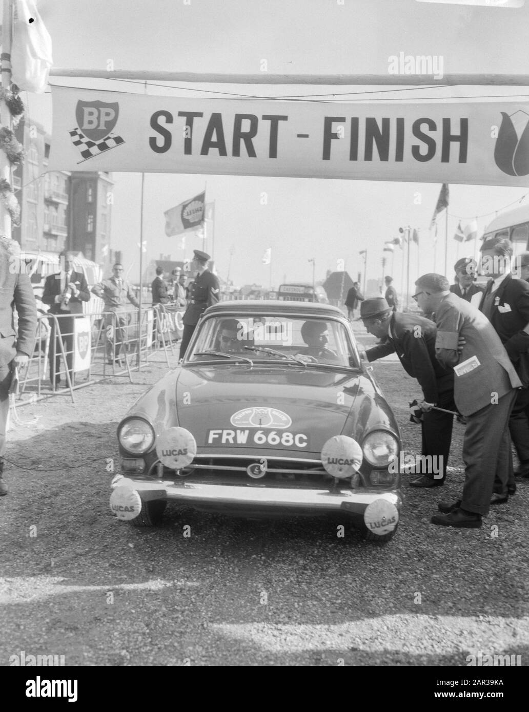 Ende Tulpenrallye te Noordwijk Datum: 28. april 1966 Ort: Noordwijk Schlüsselwörter: Finishen Institutionenname: Tulpenrally Stockfoto
